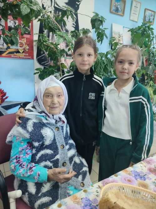 Сотрудники Чертушкинского СДК совместно с библиотекой организовали праздничное мероприятие для пожилых людей «Золотая пора»