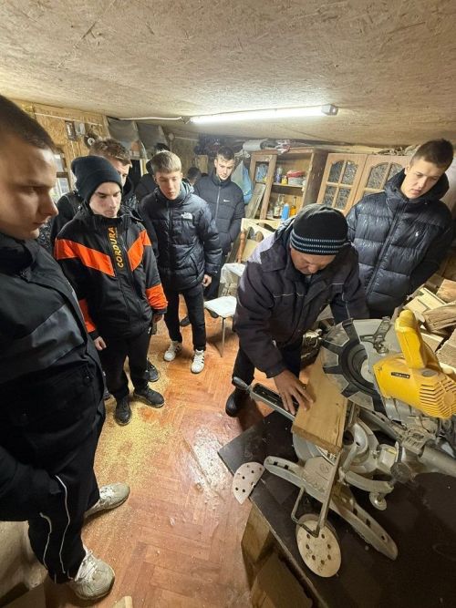 Прикоснуться к ремеслу: в Слободе Петропавловской прошел мастер-класс по резьбе по дереву