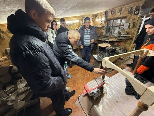 Прикоснуться к ремеслу: в Слободе Петропавловской прошел мастер-класс по резьбе по дереву