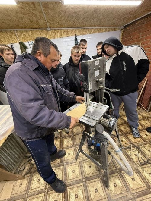 Прикоснуться к ремеслу: в Слободе Петропавловской прошел мастер-класс по резьбе по дереву