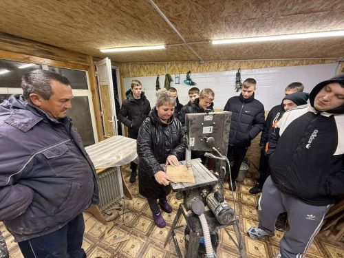 Прикоснуться к ремеслу: в Слободе Петропавловской прошел мастер-класс по резьбе по дереву