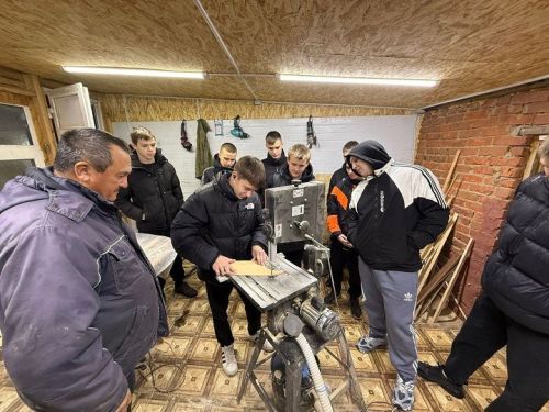 Прикоснуться к ремеслу: в Слободе Петропавловской прошел мастер-класс по резьбе по дереву