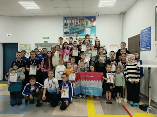 В бассейне «Жемчужина» прошли праздничные заплывы ко Дню матери