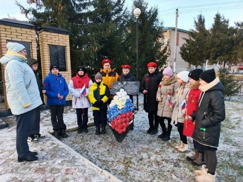 Юное поколение чтит героев