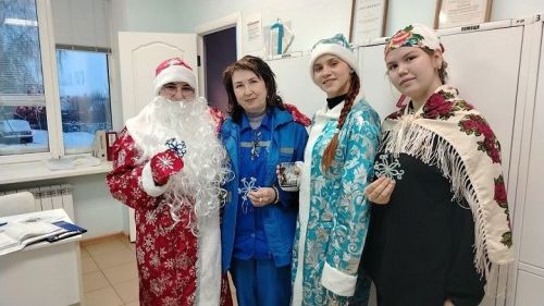 Дед Мороз, Снегурочка и... Баба-Яга поздравили медиков!