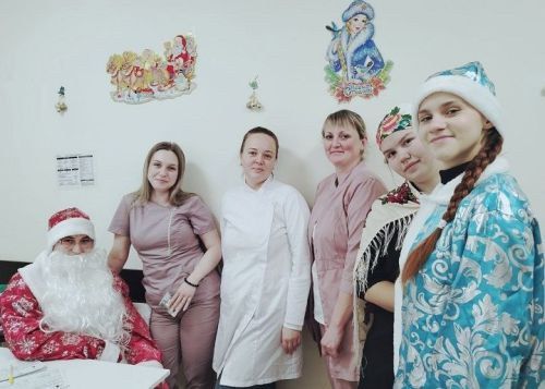 Дед Мороз, Снегурочка и... Баба-Яга поздравили медиков!