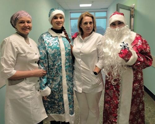 Дед Мороз, Снегурочка и... Баба-Яга поздравили медиков!