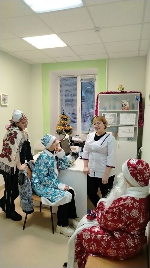 Дед Мороз, Снегурочка и... Баба-Яга поздравили медиков!