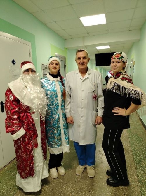 Дед Мороз, Снегурочка и... Баба-Яга поздравили медиков!