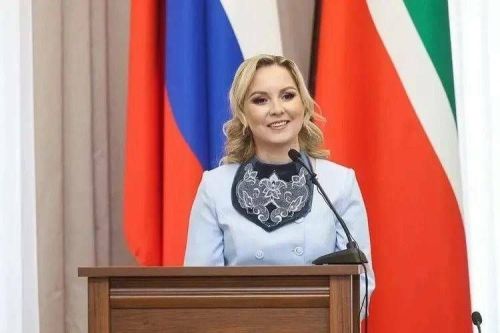 Эльвира Ахметова поздравила работников ЗАГС с профессиональным праздником