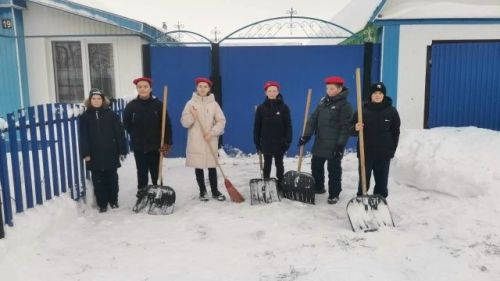 Юнармейцы Петропавловской школы очистили от снега памятник и помогли землякам