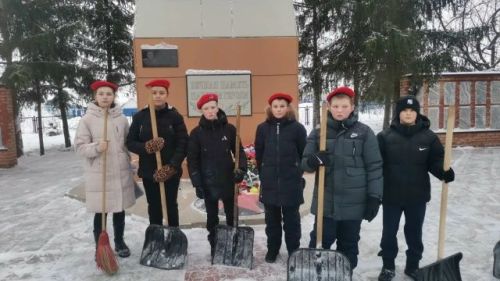 Юнармейцы Петропавловской школы очистили от снега памятник и помогли землякам