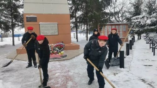 Юнармейцы Петропавловской школы очистили от снега памятник и помогли землякам