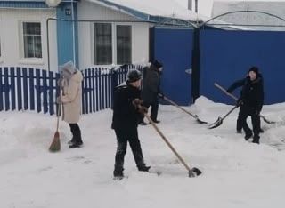 Юнармейцы Петропавловской школы очистили от снега памятник и помогли землякам
