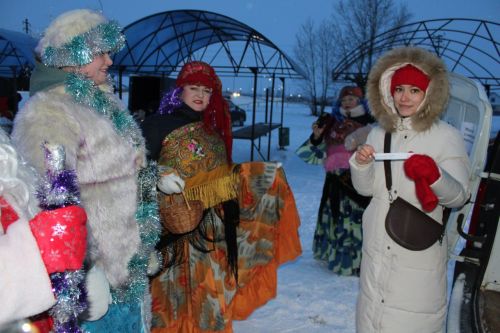 «Потолок ледяной, дверь скрипучая....»: предновогоднюю ярмарку веселили артисты сельских домов культуры