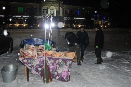 «Потолок ледяной, дверь скрипучая....»: предновогоднюю ярмарку веселили артисты сельских домов культуры