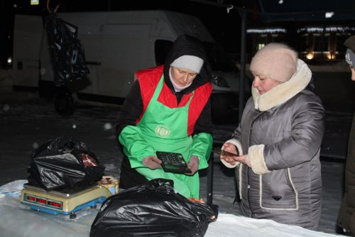 «Потолок ледяной, дверь скрипучая....»: предновогоднюю ярмарку веселили артисты сельских домов культуры