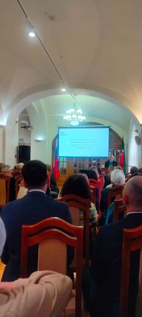 Лидия Лотфуллина знакомит коллег с Новошешминским районом на вышитой карте Татарстана