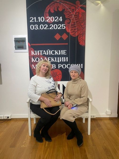 Лидия Лотфуллина знакомит коллег с Новошешминским районом на вышитой карте Татарстана