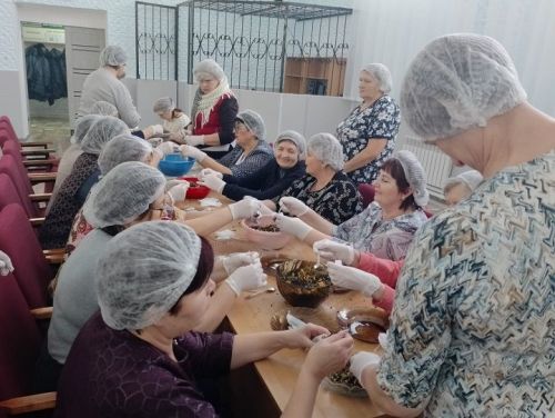 Специалисты Петропавловского СДК совместно с односельчанами   провели    акцию «Витаминный чай для бойцов СВО» по фасовке и упаковке травяного чая для солдат