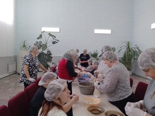 Специалисты Петропавловского СДК совместно с односельчанами   провели    акцию «Витаминный чай для бойцов СВО» по фасовке и упаковке травяного чая для солдат