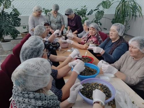 Специалисты Петропавловского СДК совместно с односельчанами   провели    акцию «Витаминный чай для бойцов СВО» по фасовке и упаковке травяного чая для солдат