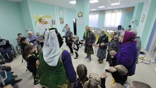 Юные артисты из детсада «Ландыш» пришли в Новошешминский Дом-интернат