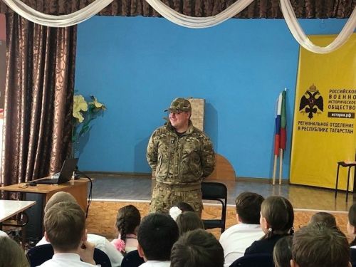 Встреча с героем: краснооктябрьские школьники пообщались с участником СВО