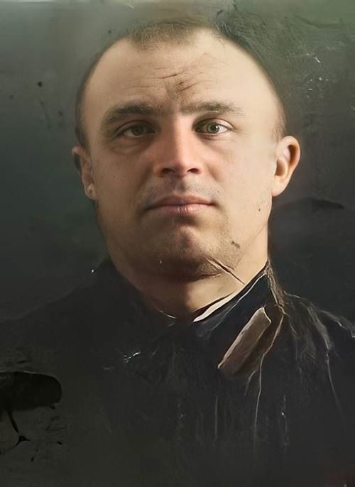Подорвал вражеский танк ценой своей жизни
