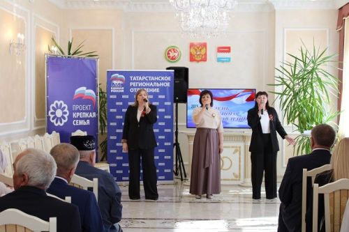 17 апреля Новошешминском ЗАГС чествовали крепкие и дружные семьи работников местного самоуправления (фоторепортаж)