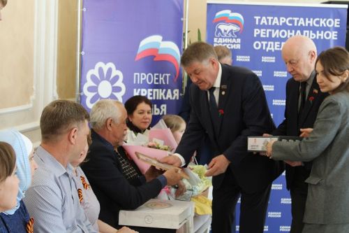 17 апреля Новошешминском ЗАГС чествовали крепкие и дружные семьи работников местного самоуправления (фоторепортаж)