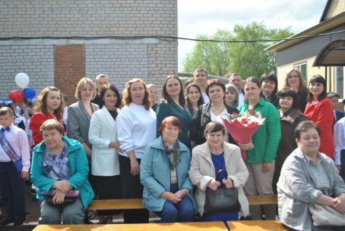 В  начальной школе Новошешминска сегодня прозвенел последний звонок (фоторепортаж)