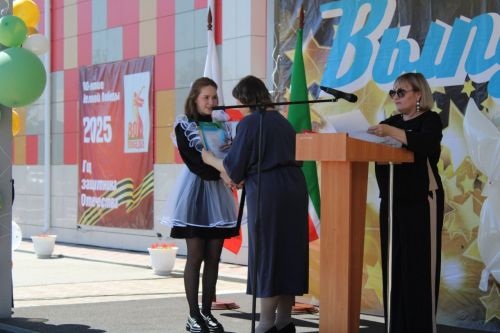 24 мая для выпускников Новошешминской гимназии прозвенел последний звонок (фоторепортаж и видео)