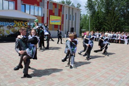 24 мая для выпускников Новошешминской гимназии прозвенел последний звонок (фоторепортаж и видео)