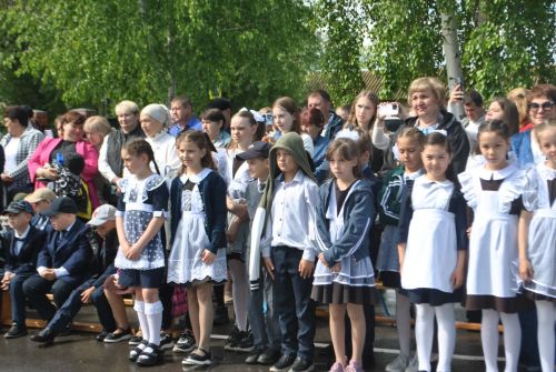 В  начальной школе Новошешминска сегодня прозвенел последний звонок (фоторепортаж)