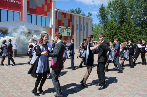 24 мая для выпускников Новошешминской гимназии прозвенел последний звонок (фоторепортаж и видео)
