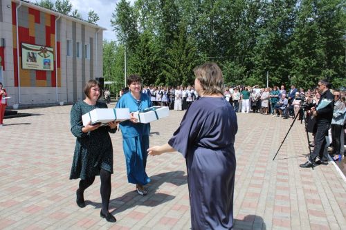 24 мая для выпускников Новошешминской гимназии прозвенел последний звонок (фоторепортаж и видео)