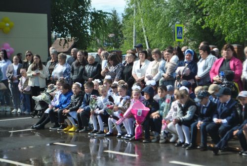 В  начальной школе Новошешминска сегодня прозвенел последний звонок (фоторепортаж)