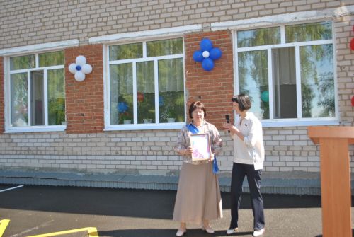 В  начальной школе Новошешминска сегодня прозвенел последний звонок (фоторепортаж)