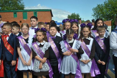 В  начальной школе Новошешминска сегодня прозвенел последний звонок (фоторепортаж)