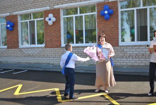В  начальной школе Новошешминска сегодня прозвенел последний звонок (фоторепортаж)