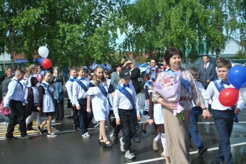 В  начальной школе Новошешминска сегодня прозвенел последний звонок (фоторепортаж)