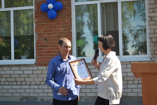 В  начальной школе Новошешминска сегодня прозвенел последний звонок (фоторепортаж)