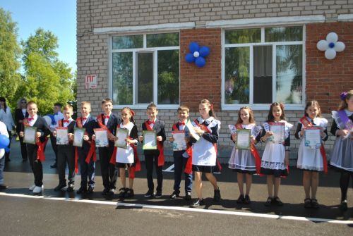 В  начальной школе Новошешминска сегодня прозвенел последний звонок (фоторепортаж)