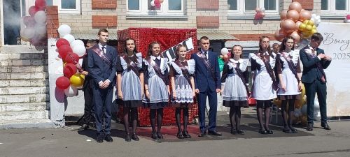 Вчера в Новошешминском районе прозвенели последние звонки