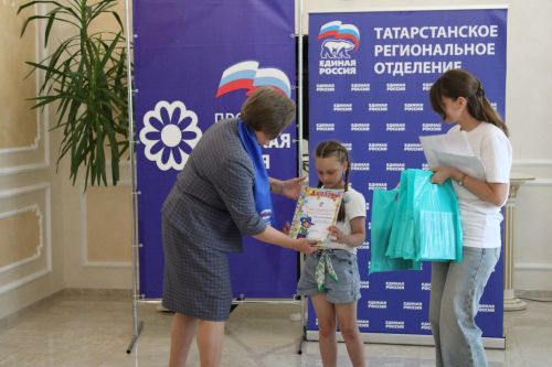 В канун Дня России в Новошешминском ЗАГС состоялось торжественное вручение паспортов РФ (фоторепортаж)