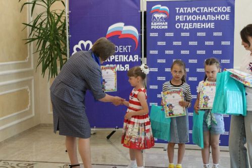 В канун Дня России в Новошешминском ЗАГС состоялось торжественное вручение паспортов РФ (фоторепортаж)