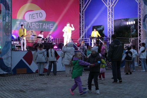 Яркий праздник молодежи: музыка, спорт и море эмоций!