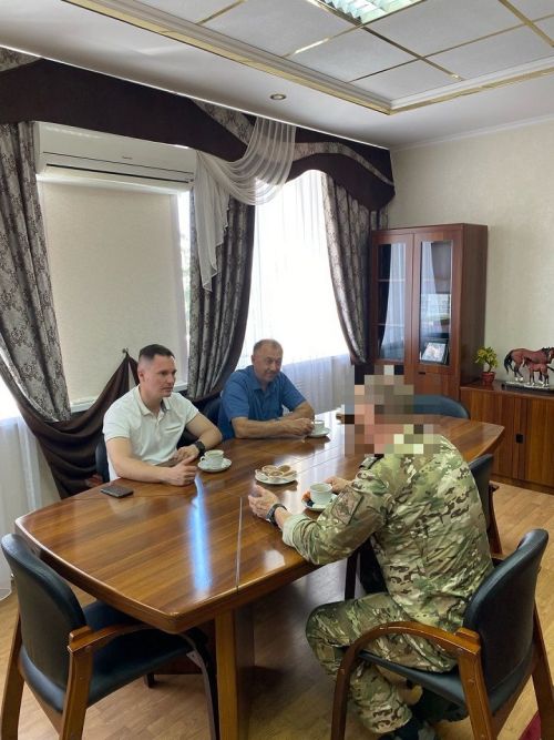 Руководитель исполкома района Егор Тарнавский встретился с врачом-бойцом СВО