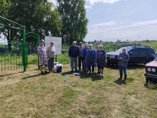 Жители деревни Новое Иванаево провели субботник по благоустройству кладбища